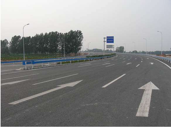 鄭州市西繞城改建工程（標線、波形板）施工